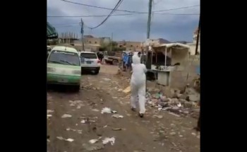 شاهد.. بالكلاشنكوف يجلب الحوثيون المشتبه بإصابتهم بكورونا