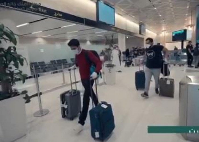 شاهد.. لحظة وصول أول رحلة داخلية استثنائية من جدة إلى مطار الملك خالد بالرياض