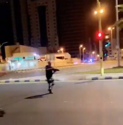 بالفيديو: شاب حاول الهروب بدون لوحات وتم إيقافه بالقوه من قبل رجال الأمن.