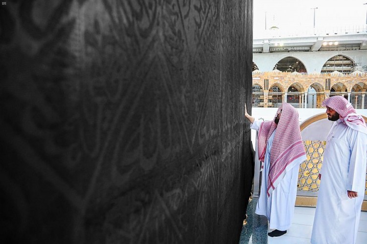 شاهد.. غسل الكعبة المشرفة وتعقيمها وتطييبها بمشاركة “السديس”