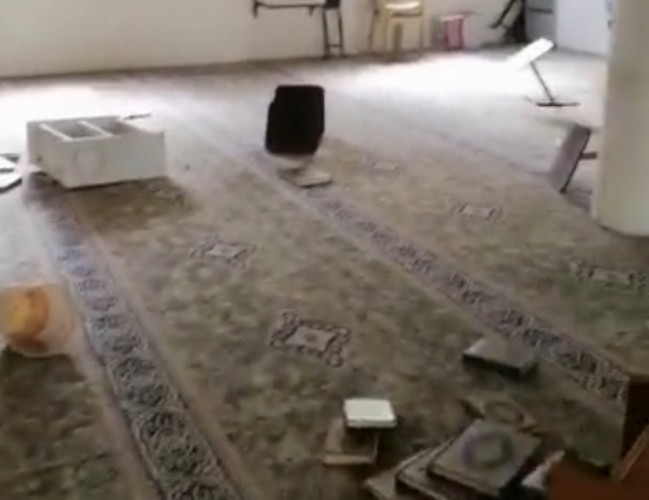 شاهد.. سطو وعبث بالمصاحف والأثاث بأحد جوامع “الداير” بجازان