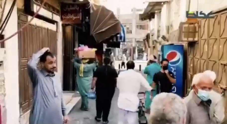 رصد حركة المتسوقين الكثيفة في جدة التاريخية عصر اليوم (السبت).