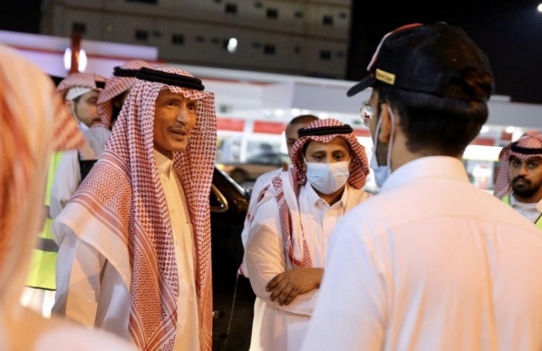 بالصور .. الأمانة تُعقم وترش طريق الملك خالد ومواقع أخرى بالطائف