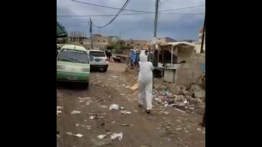 شاهد.. بالكلاشنكوف يجلب الحوثيون المشتبه بإصابتهم بكورونا