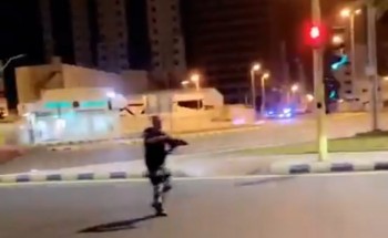 بالفيديو: شاب حاول الهروب بدون لوحات وتم إيقافه بالقوه من قبل رجال الأمن.