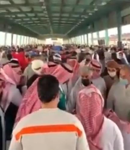 شاهد.. تكدس مئات المتسوقين بسوق العزيزية للخضار في الرياض