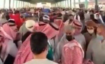 شاهد.. تكدس مئات المتسوقين بسوق العزيزية للخضار في الرياض