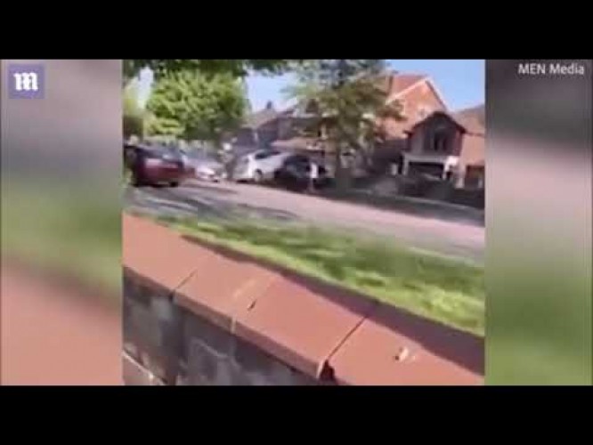 بالفيديو .. شاهد كيف نجا رجلان من تصادم متعمد بين سيارتين