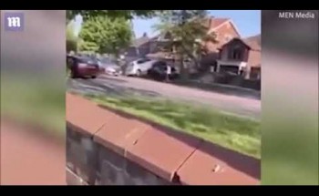 بالفيديو .. شاهد كيف نجا رجلان من تصادم متعمد بين سيارتين