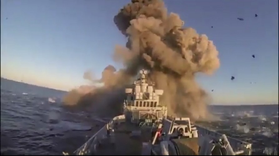 فيديو.. القوات البحرية في الجيش الإيراني تنفي صحة الفيديو الذي يظهر لحظة إصابة البارجة الإيرانية بخليج عمان