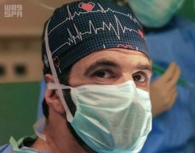 جراح سعودي ينجح بإزالة ورم دماغي لفتاة كويتية في فرنسا اعتذر طبيبها الفرنسي عن إجراء عمليتها في اللحظات الأخيرة